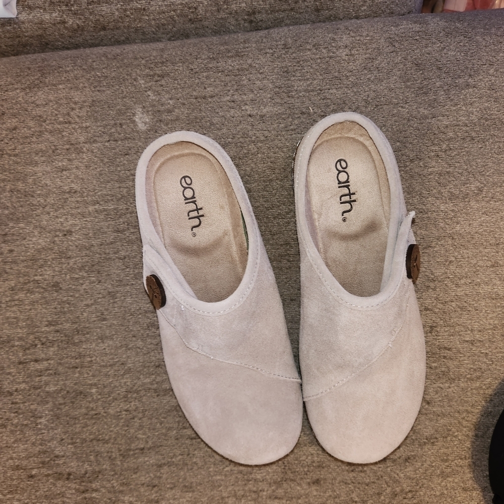 Earth Ezra2 Tan Suede Slip-On Clogs - Picture 4 of 5